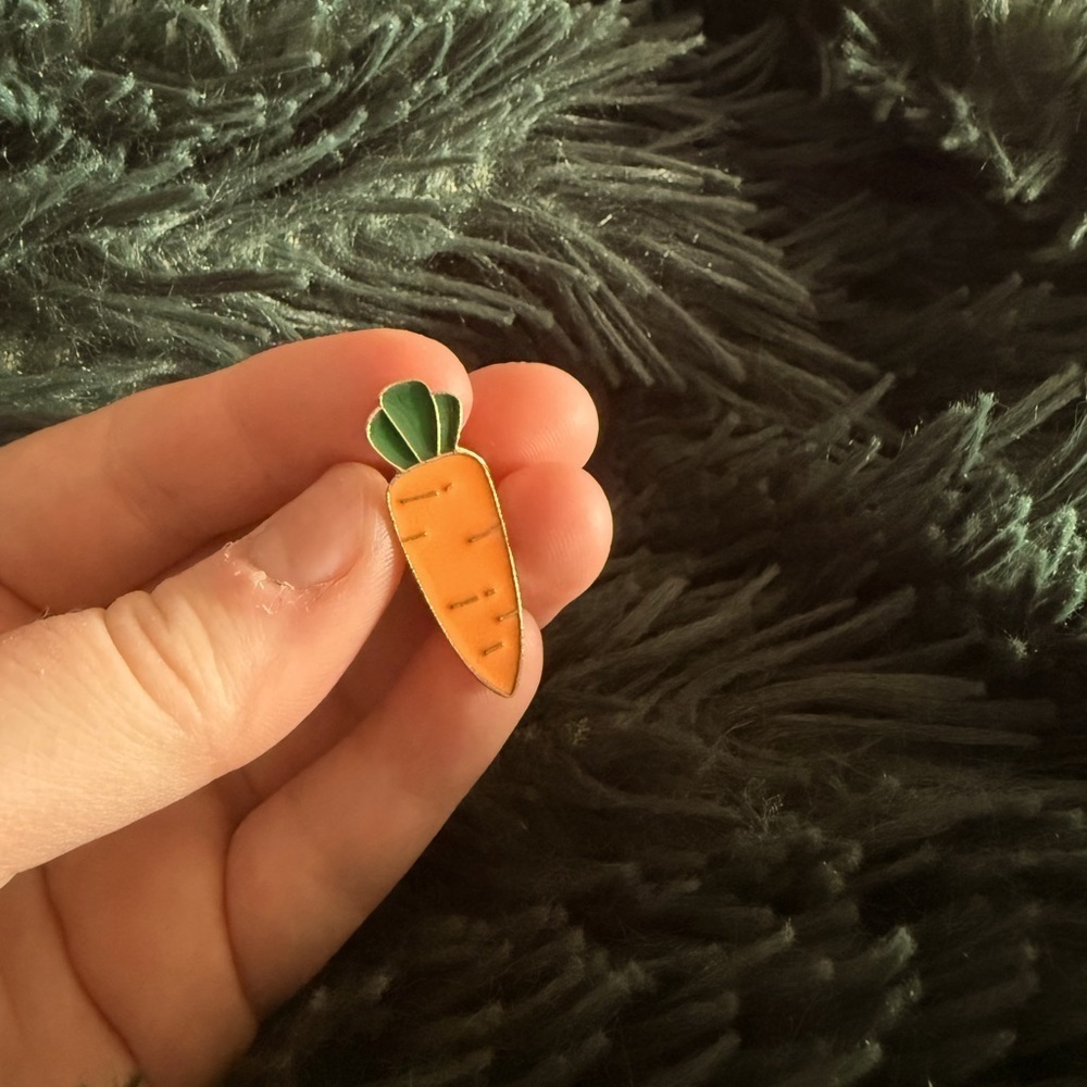 Women’s Jewelry Fashion Single Cute Carrot Enamel Pin- Orange, Green, and Gold